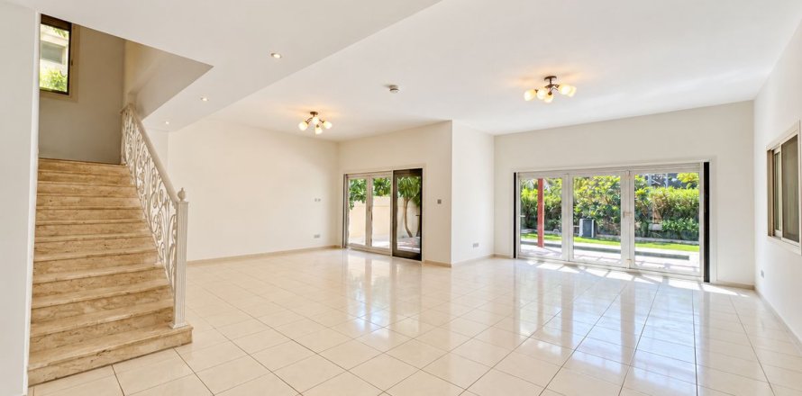 Villa de 4 chambres à Dubai, UAE No. 215643