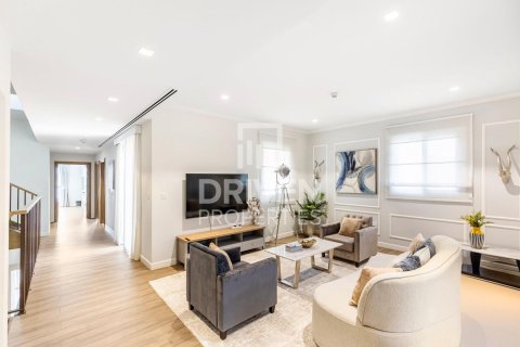 Villa de 4 dormitorios en Jumeirah, UAE No. 217862 9