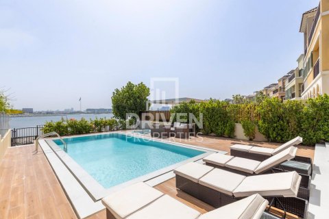 Villa de 4 dormitorios en Jumeirah, UAE No. 217862