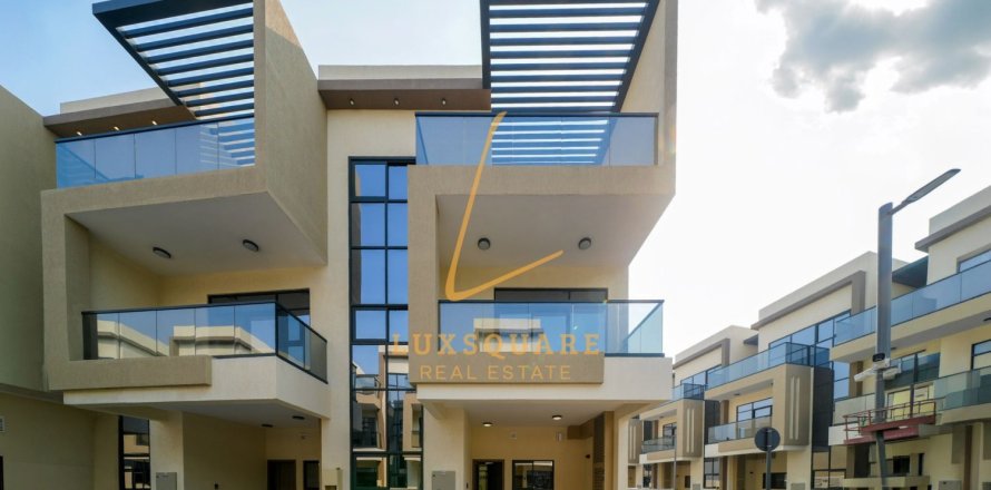 5 bedrooms Villa in Dubai Investment Park, UAE No. 219342