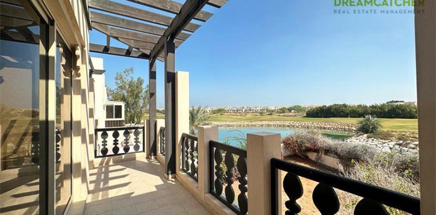 Вилла с 5 спальнями в Al Hamra Village, ОАЭ №20141
