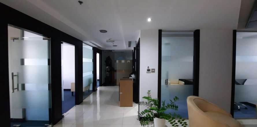233.9m² Office in Lake Allure, UAE No. 5970
