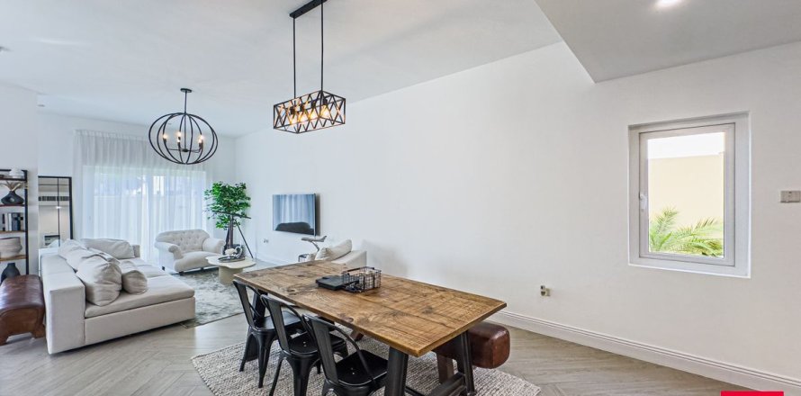 3 bedrooms Villa in Dubai, UAE No. 203122