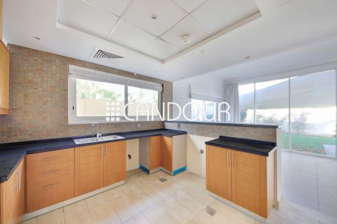 Вилла с 4 спальнями в Legacy Nova Villas, ОАЭ №82748 7