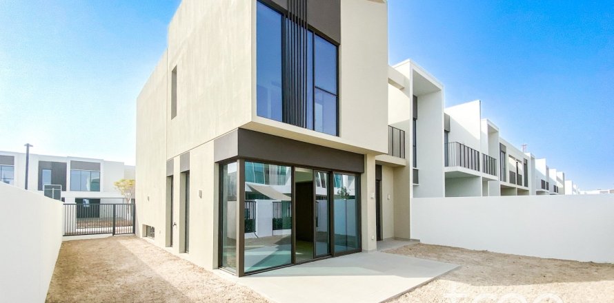 Villa de 4 dormitorios en Nara, UAE No. 174131