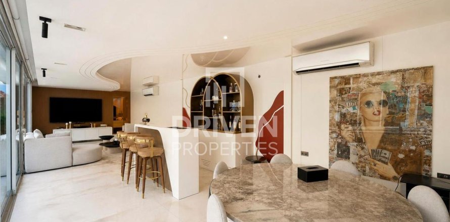 Вилла с 6 спальнями в Jumeirah Park, ОАЭ №221302