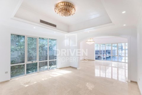 Villa de 6 dormitorios en Al Barsha 2, UAE No. 202719 5