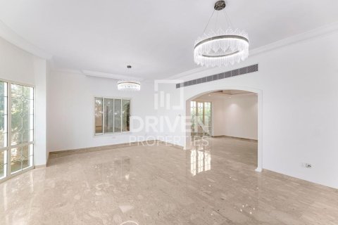 Villa de 6 dormitorios en Al Barsha 2, UAE No. 202719 20