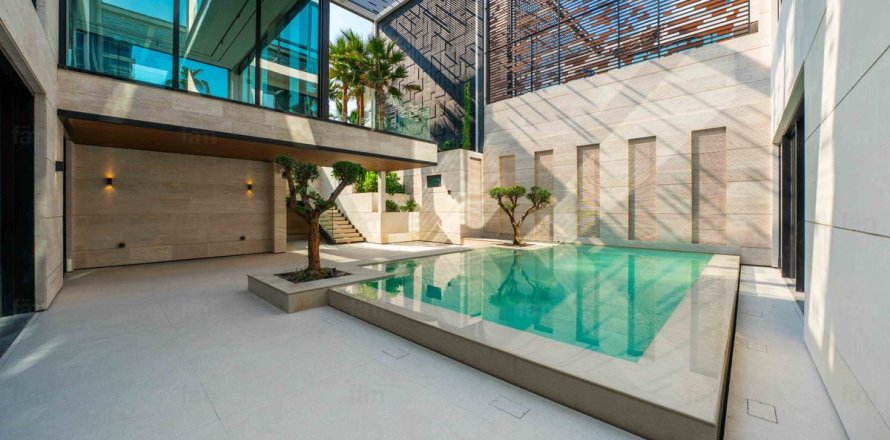 5 bedrooms Villa in Dubai, UAE No. 216094