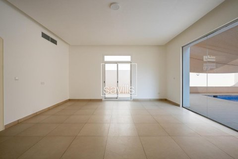 Villa de 5 dormitorios en Khalifa City, UAE No. 217433 9