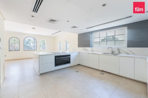 3 bedrooms Villa in Dubai, UAE No. 210933 4