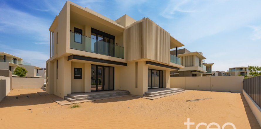 4 bedrooms Villa in Dubai, UAE No. 220779