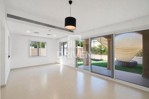 Villa de 3 dormitorios en Casa Dora, UAE No. 221534