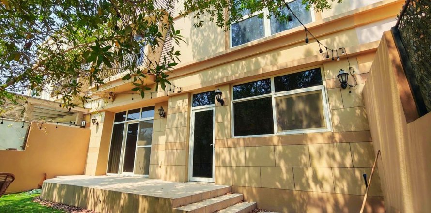 Villa de 3 dormitorios en Mirdif, UAE No. 215570
