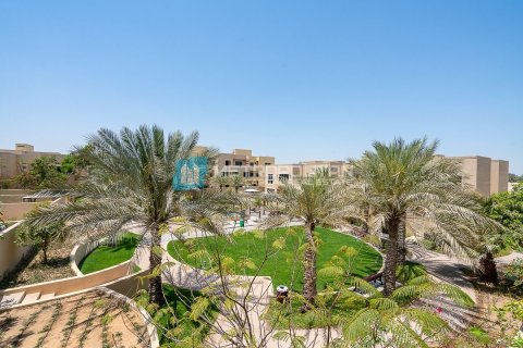 Вилла с 4 спальнями в Al Raha Gardens, ОАЭ №120039 4