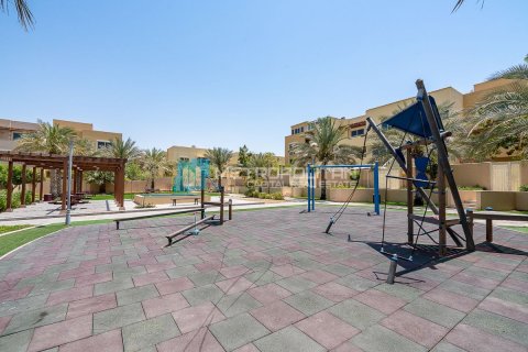 Вилла с 4 спальнями в Al Raha Gardens, ОАЭ №120039 12