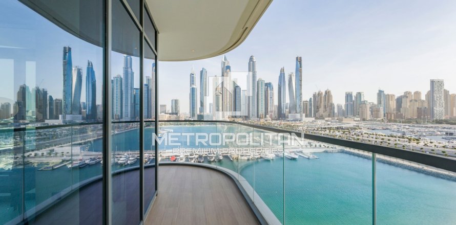 Apartment de 3 dormitorios en EMAAR Beachfront, UAE No. 13059