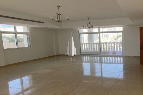 Villa de 7 dormitorios en Khalifa City, UAE No. 36579 3