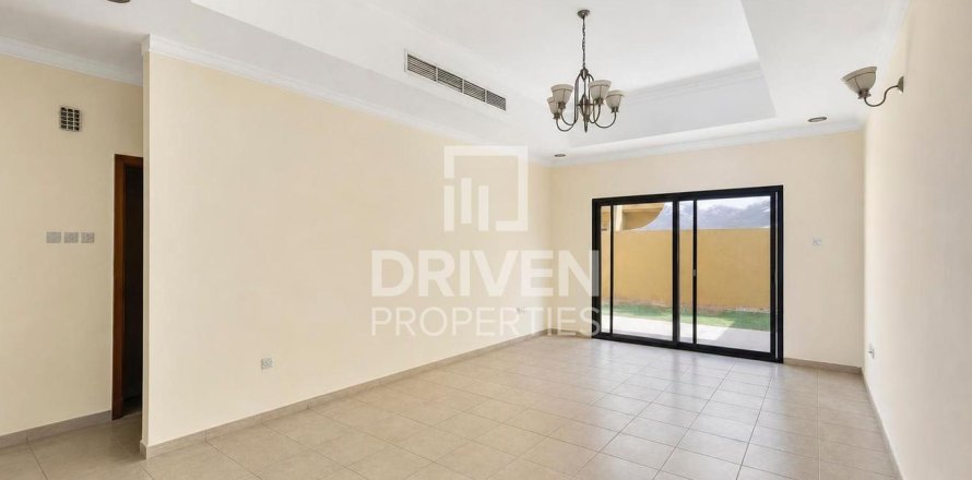 Вилла с 3 спальнями в Mirdif Villas, ОАЭ №218691