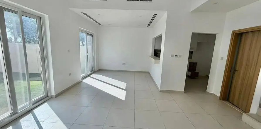 2 bedrooms Townhouse in Dubai, UAE No. 198658