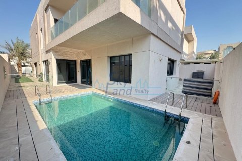 Villa de 4 dormitorios en Jumeirah, UAE No. 125077 3
