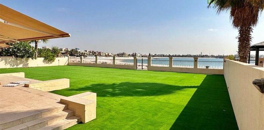 Вилла с 5 спальнями в Al Hamra Village, ОАЭ №20217