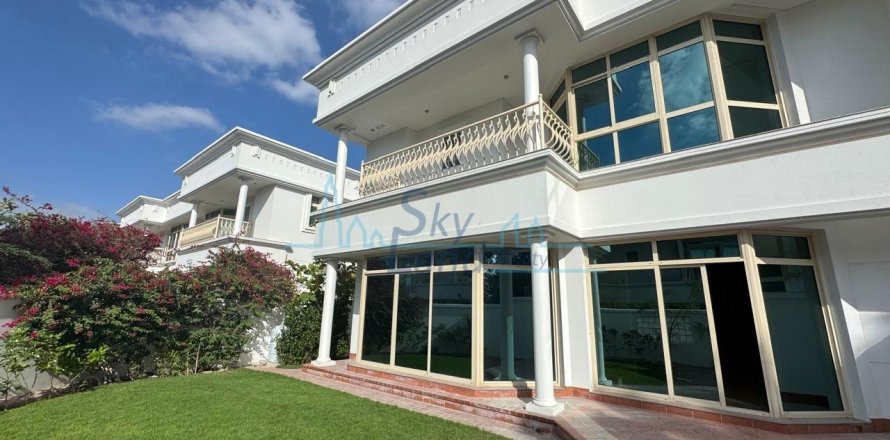 Villa de 4 dormitorios en Umm Suqeim, UAE No. 127106