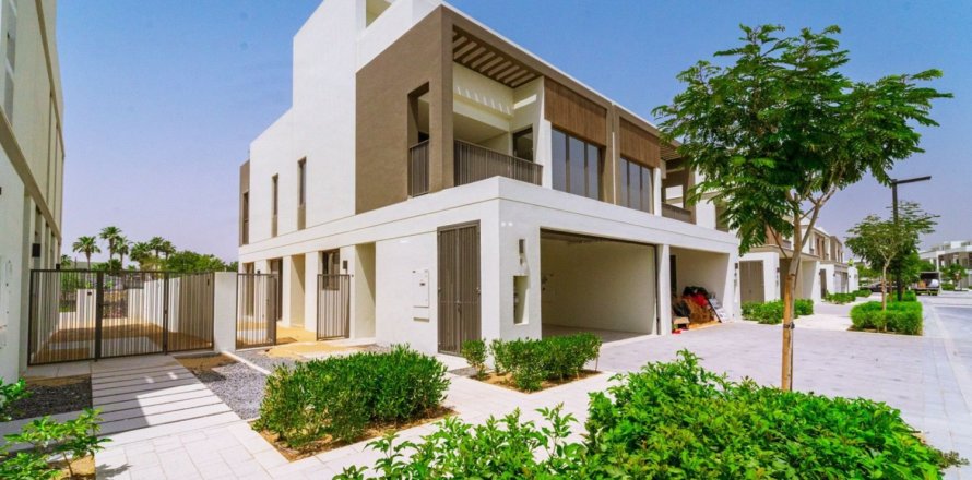 Villa de 4 dormitorios en Dubai Sports City, UAE No. 205760