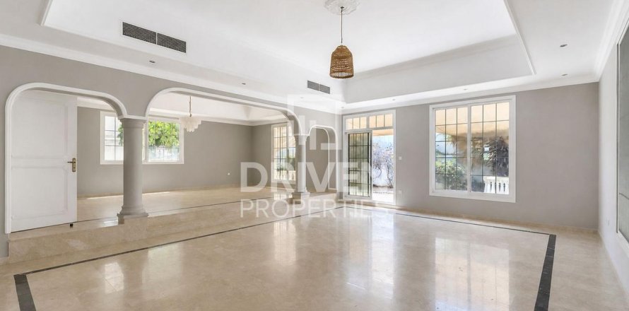 Villa de 5 dormitorios en Jumeirah, UAE No. 221412