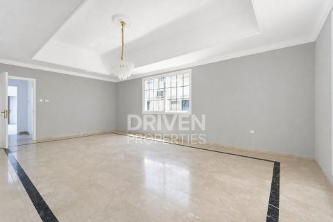 Villa de 5 dormitorios en Jumeirah, UAE No. 221412 4