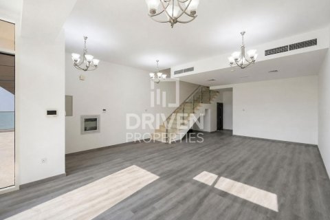Здание с 4 спальнями в District 15, ОАЭ №218694 3
