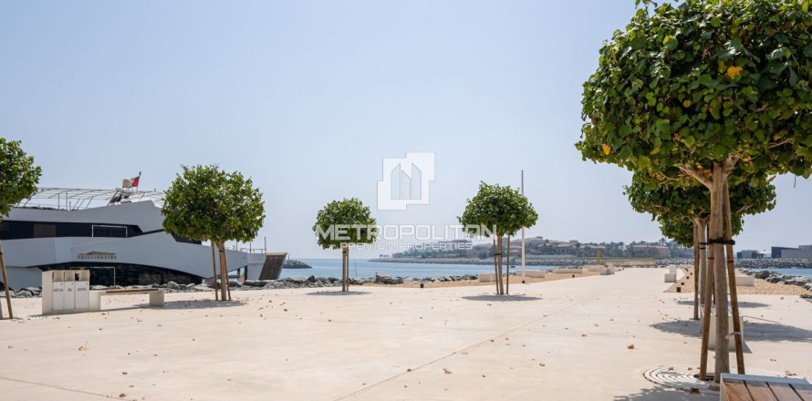 Appartement de 2 chambres à EMAAR Beachfront, UAE No. 128354