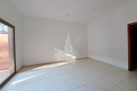 Villa de 4 dormitorios en Abu Dhabi Gate City, UAE No. 37511 11