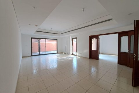 Villa de 4 dormitorios en Abu Dhabi Gate City, UAE No. 37511 3