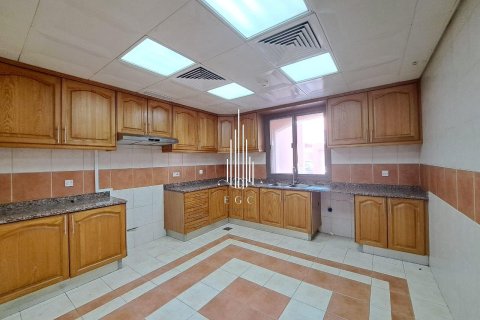 Villa de 4 dormitorios en Abu Dhabi Gate City, UAE No. 37511 13