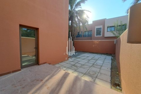 Villa de 4 dormitorios en Abu Dhabi Gate City, UAE No. 37511 23