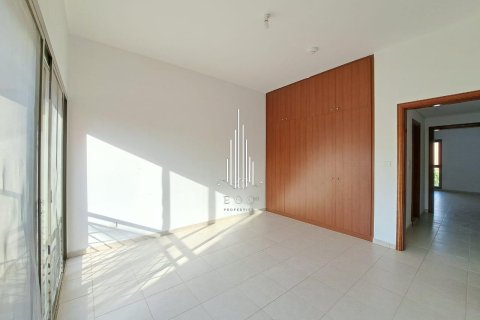 Villa de 4 dormitorios en Abu Dhabi Gate City, UAE No. 37511 17
