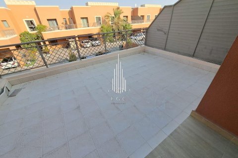 Villa de 4 dormitorios en Abu Dhabi Gate City, UAE No. 37511 5