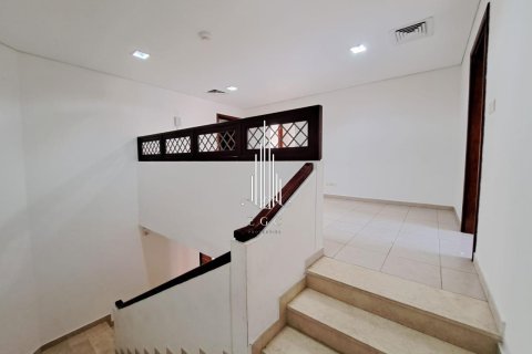 Villa de 4 dormitorios en Abu Dhabi Gate City, UAE No. 37511 18