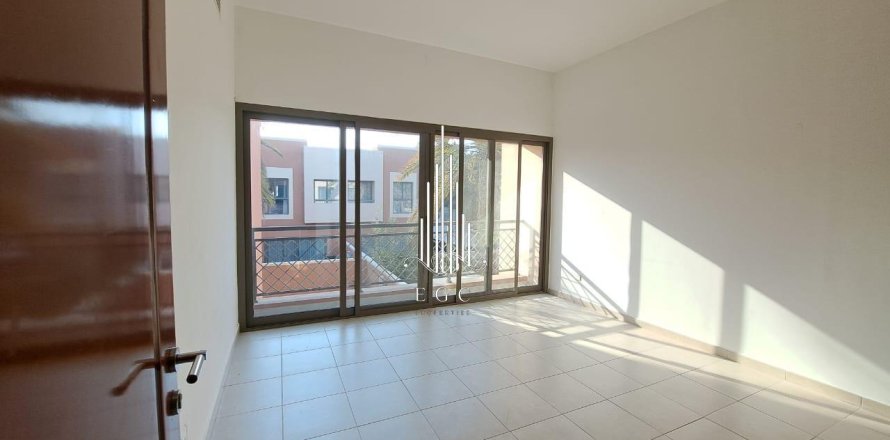 Villa de 4 dormitorios en Abu Dhabi Gate City, UAE No. 37511