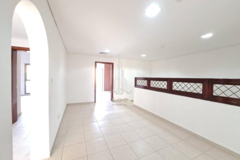 Villa de 4 dormitorios en Abu Dhabi Gate City, UAE No. 37511 15