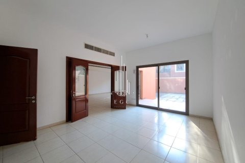 Villa de 4 dormitorios en Abu Dhabi Gate City, UAE No. 37511 10