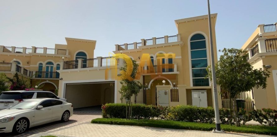 Villa de 4 dormitorios en Jumeirah 3, UAE No. 3738