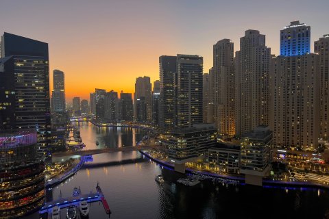 Apartment de 2 dormitorios en The Address Dubai Marina, UAE No. 219687