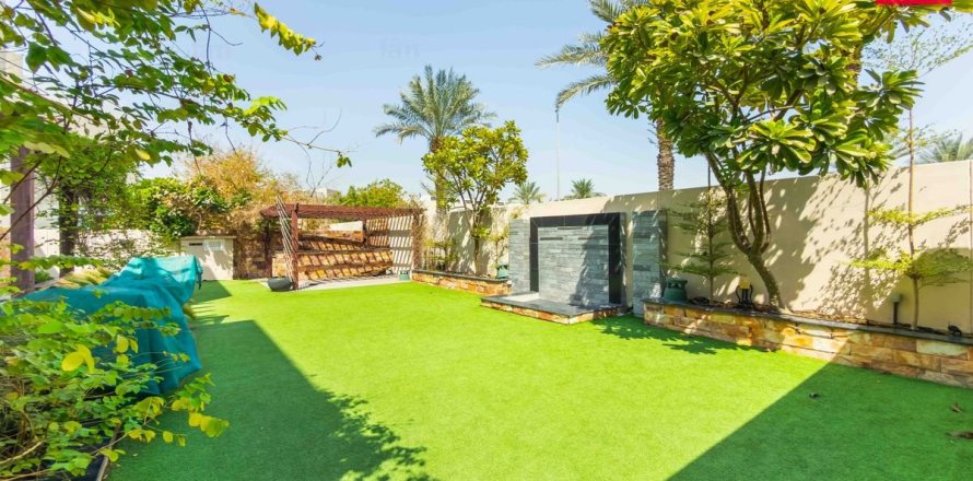 5 bedrooms Villa in Dubai, UAE No. 213337