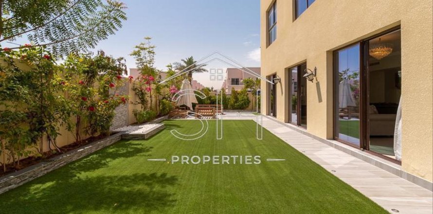 Villa de 5 dormitorios en Dubai, UAE No. 33955
