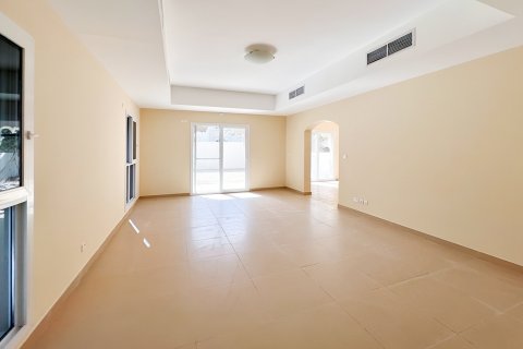 Villa de 4 dormitorios en Dubai Silicon Oasis, UAE No. 215372