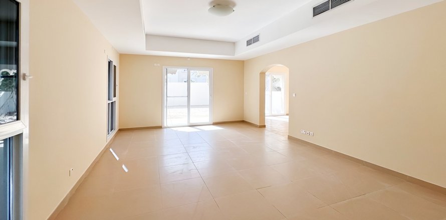 Villa de 4 dormitorios en Dubai Silicon Oasis, UAE No. 215372