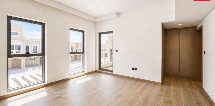 4 bedrooms Townhouse in Dubai, UAE No. 213315