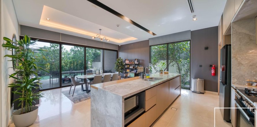 Villa de 4 dormitorios en Golf Place, UAE No. 222598